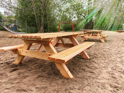 Picknickbank aus Holz mit druckbehandeltem Picknicktisch 